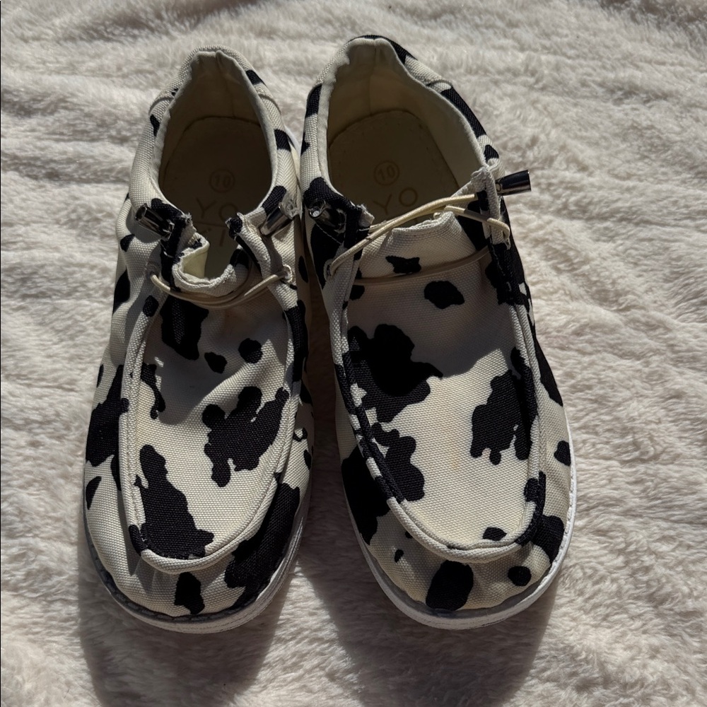 Yoki Black and White Athletic Shoes